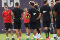 Valverde dirigiendo el entrenamiento del Barcelona.