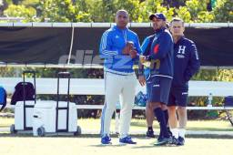 El exdelantero Andy Herron visitó el entreno de Honduras en Fort Myers y lanzó dardos al técnico de Costa Rica Óscar Ramírez. Fotos Neptalí Romero