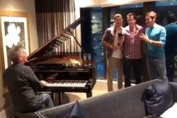 Momento en que Roger Federer y compañía se divierten 'Cantando'