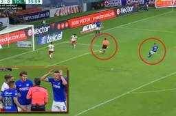 El árbitro Óscar Macías interfirió accidentalmente en una clara jugada de gol de Cruz Azul.