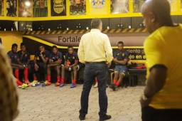 Los jóvenes jugadores del Real España escuchan atentamente al presidente Elías Burbara quien les habló del nuevo proyecto de Medford. Fotos cortesía RE