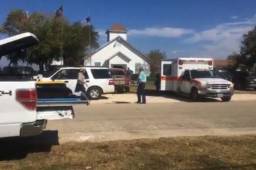 Imagen de televisión afuera del lugar del tiroteo en Sutherland Springs, Texas.