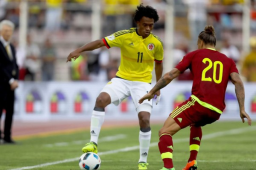 Ralf Feltscher (d) de Venezuela disputa el balón con Juan Guillermo Cuadrado de Colombia.