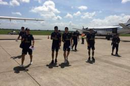 Los jugadores de Comunicaciones tras bajar del avión que los trasladó a San Pedro Sula. Llegan concentrados e ilusionados con llevarse el boleto. Foto @CremasOficial