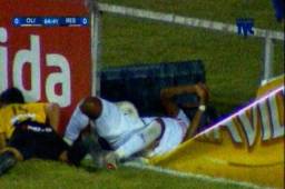 El fuerte empujón de Allans Vargas hizo que Álvarez rompiera la valla.