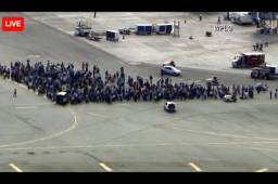 Las imágenes transmitidas por televisión mostraban a decenas de personas evacuadas hacia una de las pistas de la terminal aérea del sur de Florida.