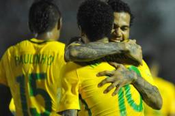 La selección de Brasil estuvo intratable en el estadio Centenario de Montevideo.