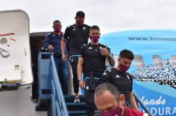 Esteban Espíndola (el tercero saliendo del avión) dará conferencia de prensa junto a Walter Centeno esta tarde antes de realizar el reconocimiento de cancha. Foto cortesía Saprissa.