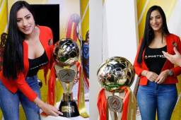 La preciosa Gaby Salazar resguarda la copa que se llevará el campeón de ascenso.