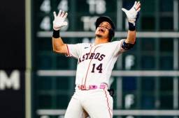 El hondureño Mauricio Dubón festeja su anotación en la victoria de los Astros sobre Kansas City.