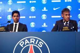 El brasileño Neymar en su presentación con el PSG de Francia en compañía del multimillonario jeque, Al-Khelaïfi, quien rompió el mercado de fichajes. Foto AFP