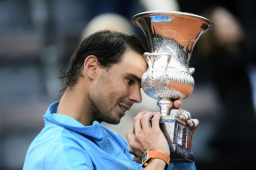 El tenista español Rafael Nadal celebró con el trofeo del Masters 1.000 de Roma tras superar al serbio Novak Djokovic.