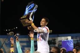 Carlos Pineda levantando la copa 37 del Olimpia venciendo en la final al Motagua. Foto Diez: Andro Rodríguez