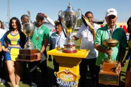 Los directivos del Platense pidieron al momento del reconocimiento a viejas glorias que ni tocaran la Copa del Apertura 2016 por ser de 'mala suerte'. Fotos Juan Salgado
