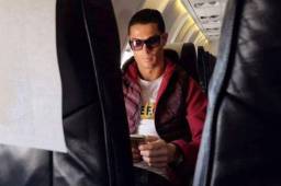Cristiano Ronaldo en interior de un avión mientras viajaba.