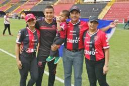 El hondureño Roger Rojas junto a su esposa, su hijo y unos amigos que llegaron a darle el apoyo en Costa Rica. Foto cortesía