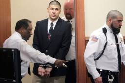 El 21 de junio, la justicia emitió una orden de arresto para Aaron Hernández por el asesinato de Odin Lloyd, quien era novio de la hermana de su prometida. Fue sentenciado a cadena perpetura.