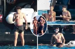 The Sun ha revelado unas fotografías de las vacaciones de Jadon Sancho en Ibiza y dieron a conocer que las disfruta con una mujer misteriosa.