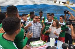 Jugadores de Marathón sorprendieron con un pastel a empleado de Diario Diez.