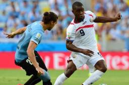 Joel Campbell domina el balón ante la marca de Martín Cáceres, en juego del Mundial de Brasil 2014.