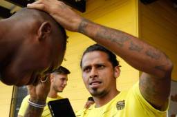 El lateral Wilfredo Barahona cumplió con un ritual en Real España con los debutantes y los dejó sin pelo. Fotos Neptalí Romero