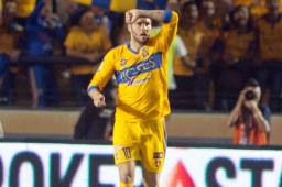 El delantero francés de Tigres, André-Pierre Gignac, celebra el gol con el que comenzaron venciendo al León. Foto AFP