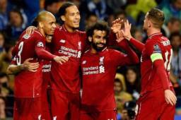 En España, por ejemplo, los jugadores del Barcelona y del Atlético de Madrid han aceptado recudir sus salarios un 70% durante el tiempo que la competición esté suspendida.