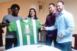 Wilmer Cacho en el momento que estaba siendo presentado con el Yoro FC. Foto cortesía.