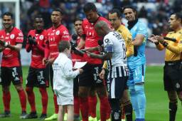 Eduardo Galván, árbitro principal del partido Monterrey-Lobos BUAP, fue el protagonista de la jornada... de buena manera.