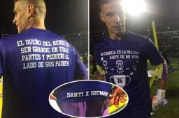 Jonathan Rougier muestra en su camisa la dedicatoria a Santiago Vergara.