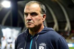 Marcelo Bielsa ha sido suspendido de su cargo en el Lille y han nombrado una comisión técnica para suplirlo.