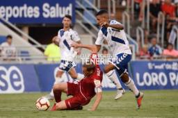 Bryan Acosta en acción del encuentro que Tenerife empató 2-2 ante el Deportivo.