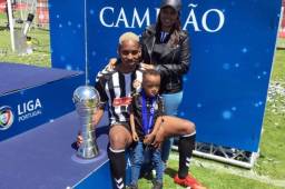 Bryan Róchez junto a su esposa e hijo celebran con el trofeo el título de campeón que ahora lo tiene en primera división en Portugal.