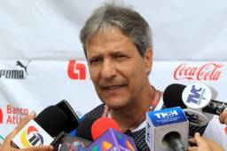 El entrenador del Olimpia, Carlos Restrepo, dice que tienen que salir cautelosos porque el Santos es un equipo que tiene un fútbol bastante en bloque.