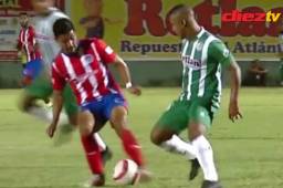 Gran jugada la que hizo el volante del Juticalpa Óscar Salas.