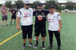 Los técnicos hondureños Cristóbal Bu y Luis Reyes junto a Paul Holocher, director de la academia del Houston Dynamo.