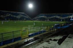 Solo seis luces de cada torre encendieron. Un problema en un transformador obligó a reprogramar el Real España-Real Sociedad. Fotos Neptalí Romero