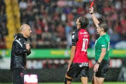 Fabián Coito fue expulsado en el pasado clásico Alajuelense-Saprissa por entrar al campo a reclamar.