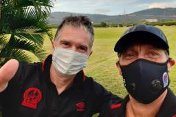 El entrenador del Olimpia, Pedro Troglio, junto al preparador físico, en la sede del cuadro con sus mascarillas para el inicio de la pretemporada. Foto cortesía