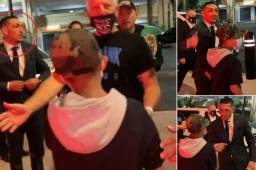 Un elemento de seguridad que acompañaba a Teófimo López no dejaba acercar al pequeño, pero el boxeador al final le dejó un bonito recuerdo.