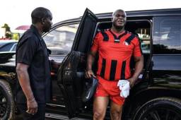 Según L’equipe, Ronnie lo acompañan cinco automóviles marca Hummer y múltiples guardaespaldas.