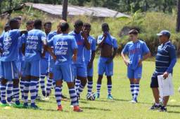 Carlos Tábora da instrucciones a los jóvenes seleccinados.