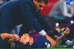 Lionel Messi ha quedado tendido en el Camp Nou presentando síntomas de mucho dolor.