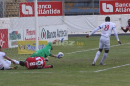 El delantero Yustin Arboleda fue el encargado de anotar el primer gol del Olimpia en el estadio Nacional. Solo en el área remató y venció a Mendoza.