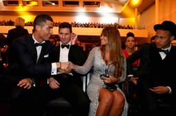 Esta es una de las pocas ocasiones en que Antonella Rocuzzo y Messi hablaron con Cristiano Ronaldo. Fue una gala del Balón de Oro.
