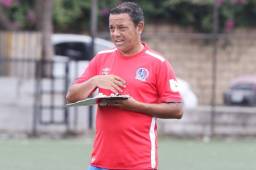El asistente del Olimpia, Danilo Turcios, en pleno entrenamiento del Olimpia.