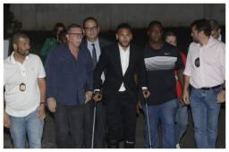 El delantero Neymar Jr. se encuentra en Brasil para aclarar las acusaciones que han presentado sobre él.