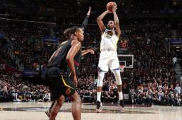 Durant se desbordó aportando también 13 rebotes y superó el el plano individual al astro LeBron James. Foto AFP
