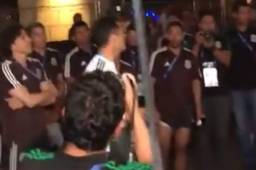 Rafael Márquez junto a un grupo de jugadores bajaron de sus habitaciones para agradecer a los aficionados.