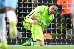 Claudio Bravo estará de baja varios meses tras lesionarse el tendón de Aquiles.